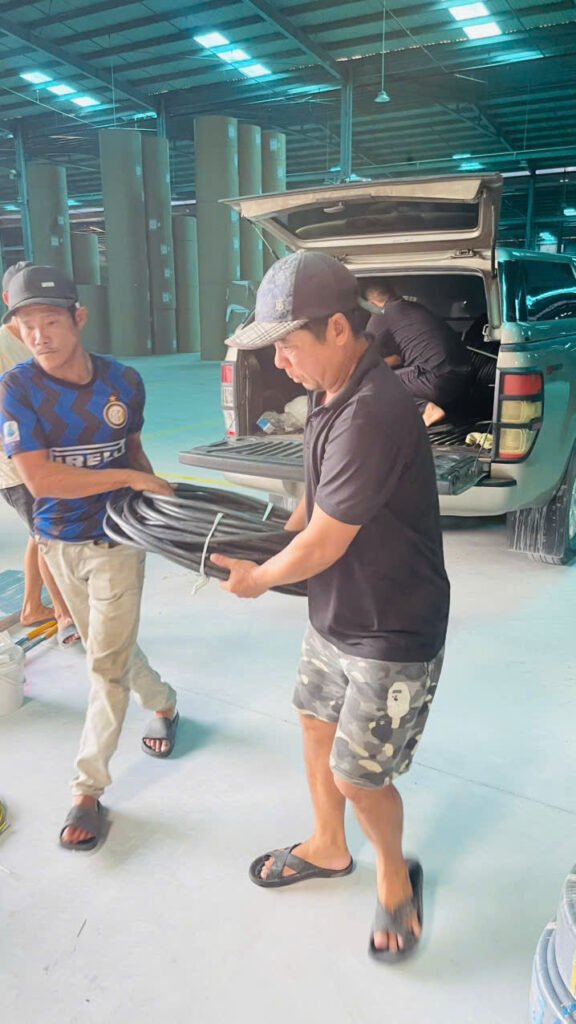 Vận chuyển thiết bị lên xe để đưa tới công trình
