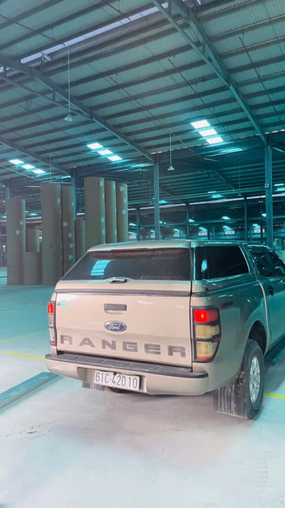 Vận chuyển thiết bị lên xe để đưa tới công trình
