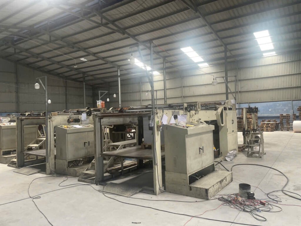 Máy móc công nghiệp trong nhà xưởng
