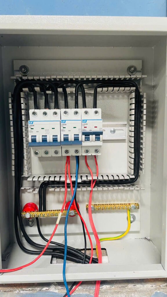 Nhóm aptomat ba pha trong tủ điện