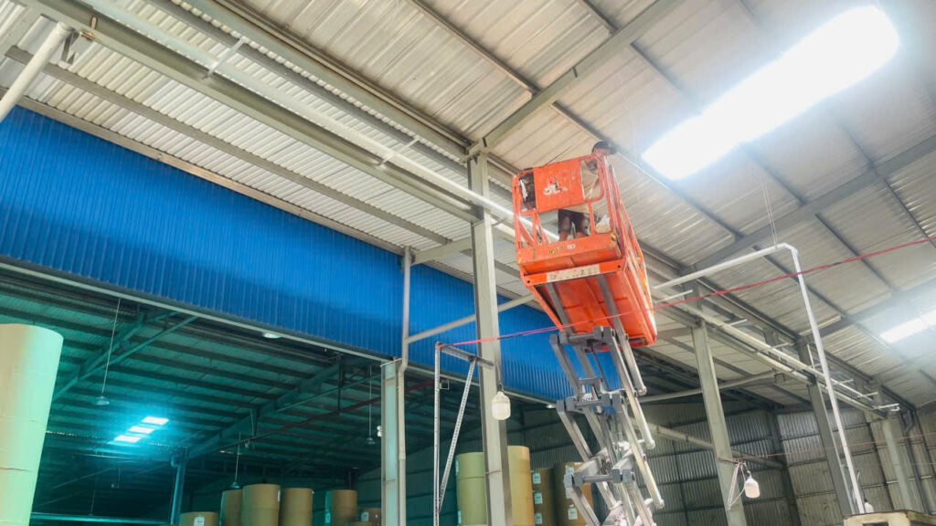 Thi công trên cao bằng xe nâng người trong nhà xưởng