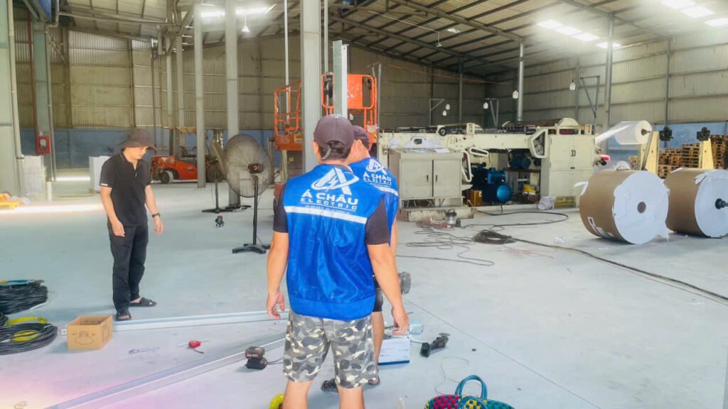 Kỹ thuật viên Á Châu Electric làm việc trong nhà xưởng
