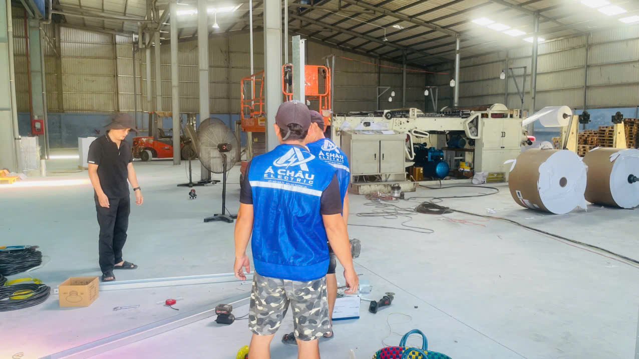 Kỹ thuật viên Á Châu Electric làm việc trong nhà xưởng công nghiệp