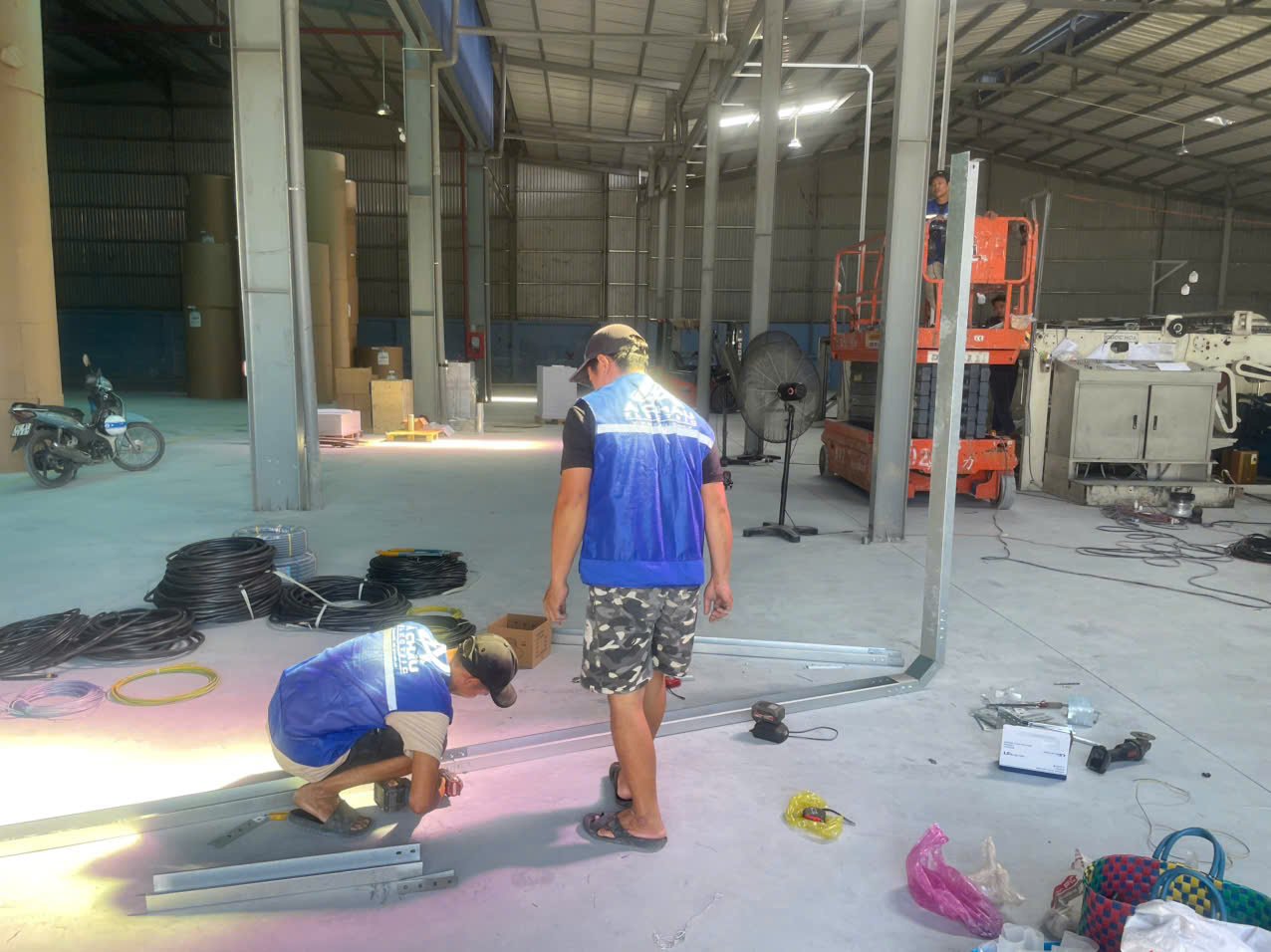 Công nhân Á Châu Electric thi công hệ thống điện trong nhà xưởng công nghiệp